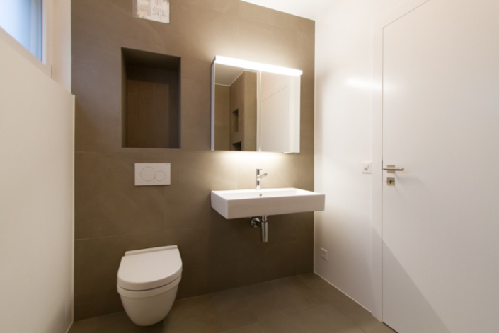 Salle de bain moderne bicolore blanche et brune
