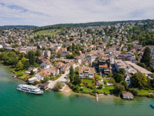 vue aériene sur Erlenbach avec lac de Zurich en avant plan