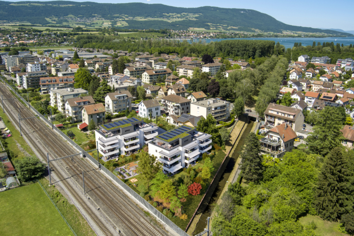 CityLaQ: Collaboration entre QoQa et R-éal Suisse SA - promotion de 20 appartements en DDP à Yverdon-les-bains - Vue aérienne de la situation depuis le sud